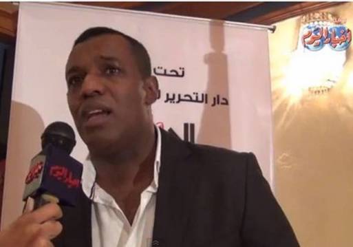 عبد الستار صبري يحضر مباراة المصري البورسعيدي وسموحة بالدوري