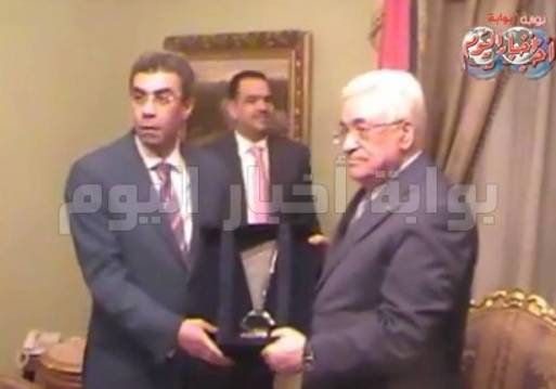 دروع متبادلة بين الرئيس الفلسطيني و رئيس مجلس إدارة أخبار اليوم