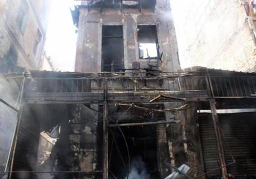 الحمايه المدنيه تسيطر على حريق ضخم بشارع تجاري ببورسعيد 