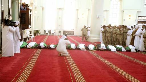 حاكم رأس الخيمة يؤدي صلاة الجنازة على جثامين شهداء الإمارات
