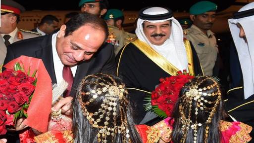 وصول الرئيس السيسي إلى البحرين، وجلسة مباحثات مع ملك البحرين