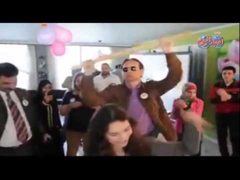 فيديو نادر للفنان الراحل ممدوح عبد العليم يرقص بالعصا في حفل تخرج ابنته من مدرستها 