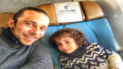 الطفل خلال رحلة عودته إلى القاهرة مع والده 