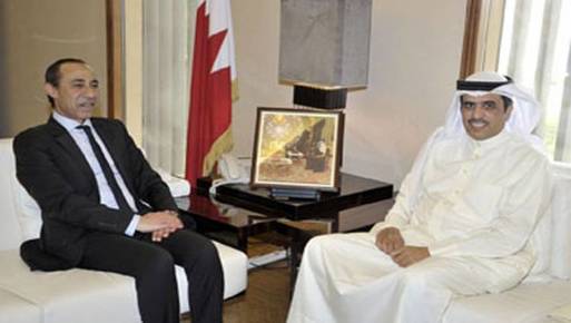 وزير الإعلام البحريني خلال استقباله عصام الأمير