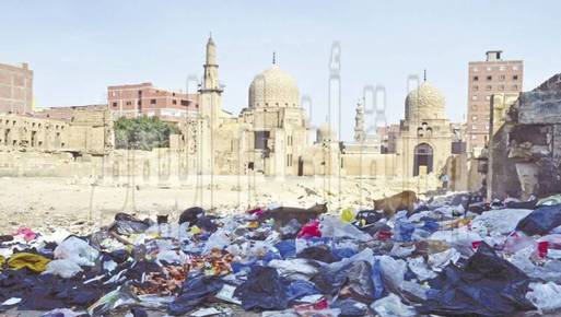 مسجد الأشرف يتحول لمقلب قمامة
