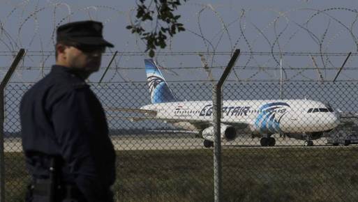 الطائرة المصرية المختطفة - صورة من رويترز