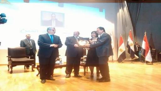 جامعة عين شمس تكرم وزير الصحة والسكان