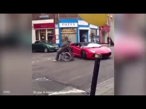 رجل على كرسي متحرك يتحدى سيارة لامبورجيني |فيديو