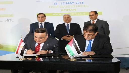 رئيس الوزراء الاردنى ووزيرى البترول المصرى و الاردنى خلال توقيع مذكرة التفاهم