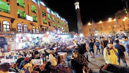 أيام وليالى رمضان لها سحور الخاص في شارع المعز وعلى مقاهي الحسين - تصوير: محمد يوسف عنانى