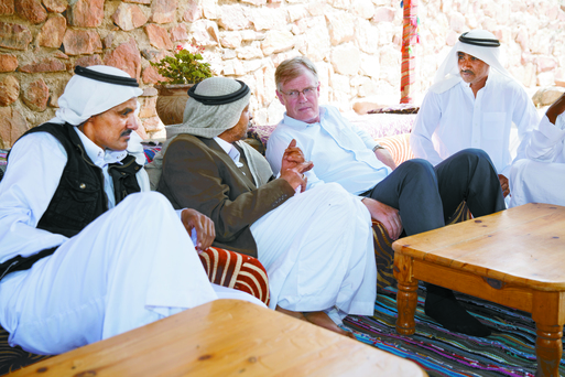سفير الاتحاد الاوروبي مع البدو في إحدى زياراته 