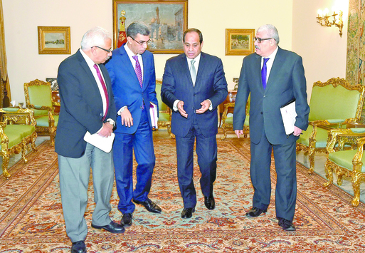 الرئيس السيسي أثناء حواره مع رؤساء تحرير الصحف القومية