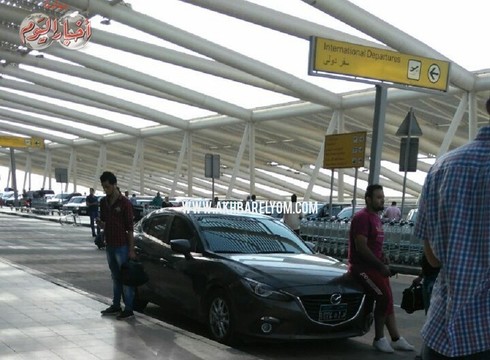 سيارة بدون لوحات معدنية في مطار القاهرة