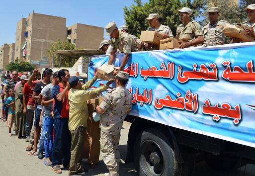 القوات المسلحة توزع مواد غذائية على المحتاجين 
