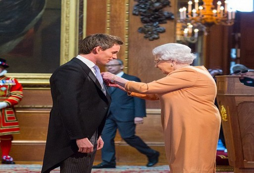 «إيدى ريدماين» يتسلم وسام الإمبراطورية البريطانية من الملكة إليزابيث