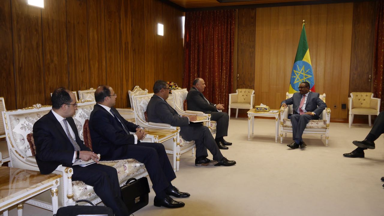 وزير الخارجية يلتقي مع رئيس الوزراء الإثيوبي خلال زيارته لأديس أبابا