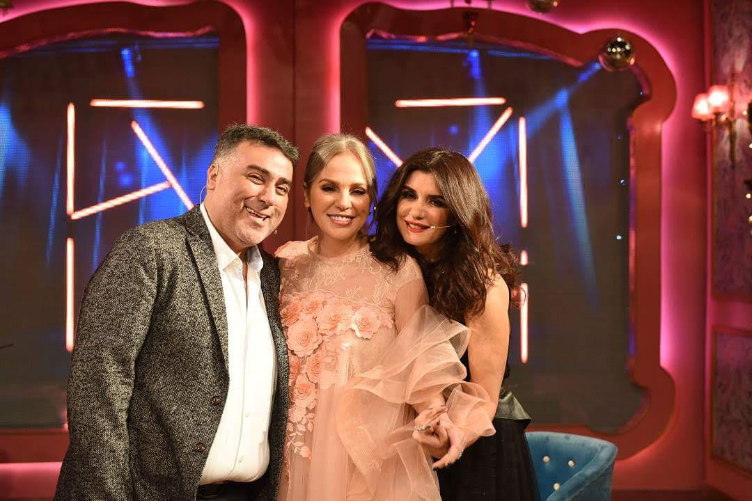 غادة عادل تحتفل بالعام الجديد مع شيرين رضا وتامر حبيب في "تعشب شاي"