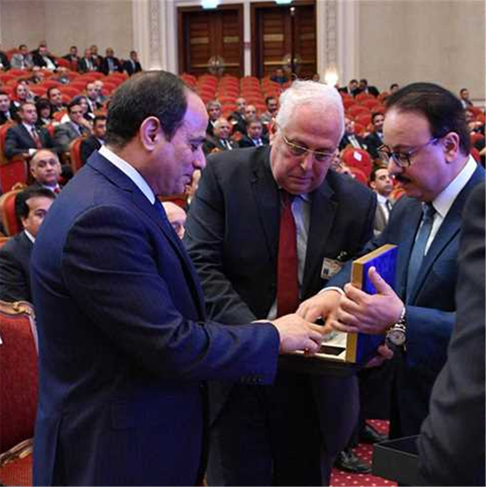 الرئيس السيسي يتسلم أول محمول مصري من وزير الاتصالات