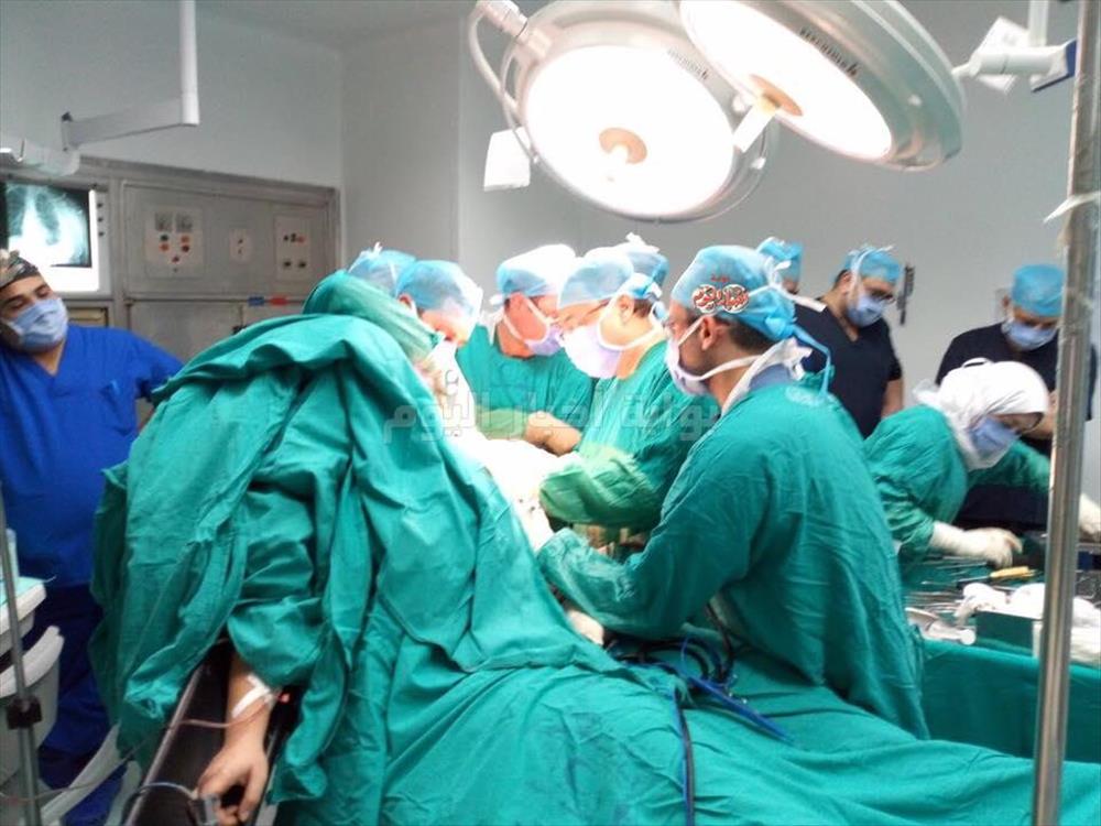 وزير الصحة يقود فريق جراحي لعلاج مصابة حادث حلوان
