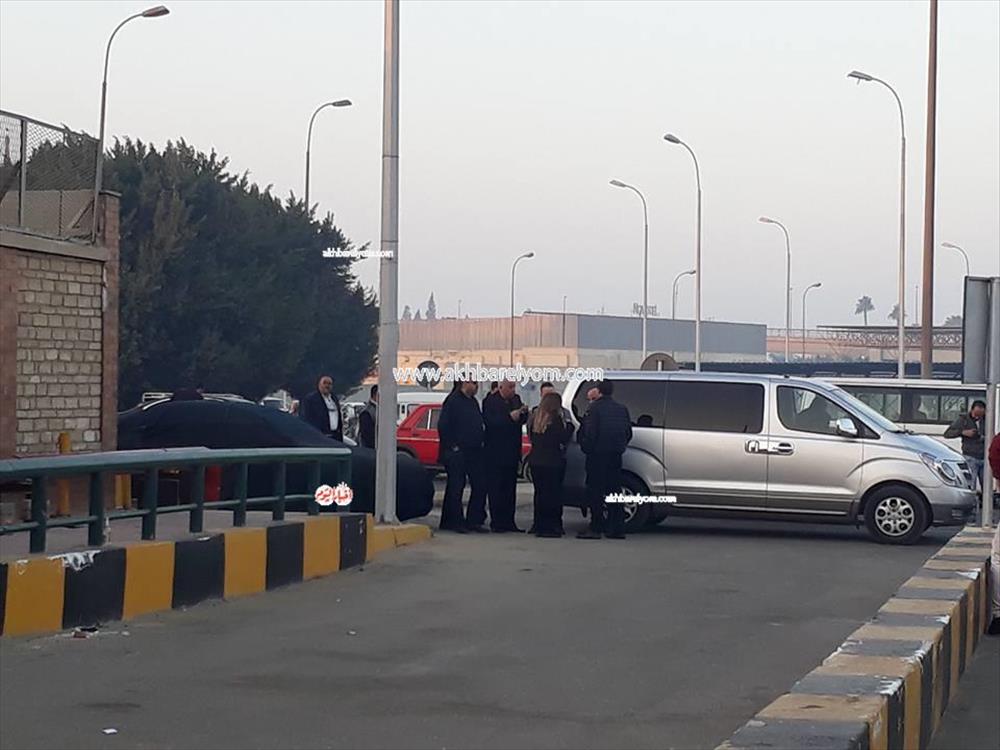 تلاميذ نافع يتوافدون على مطار القاهرة لإستقبال جثمانه