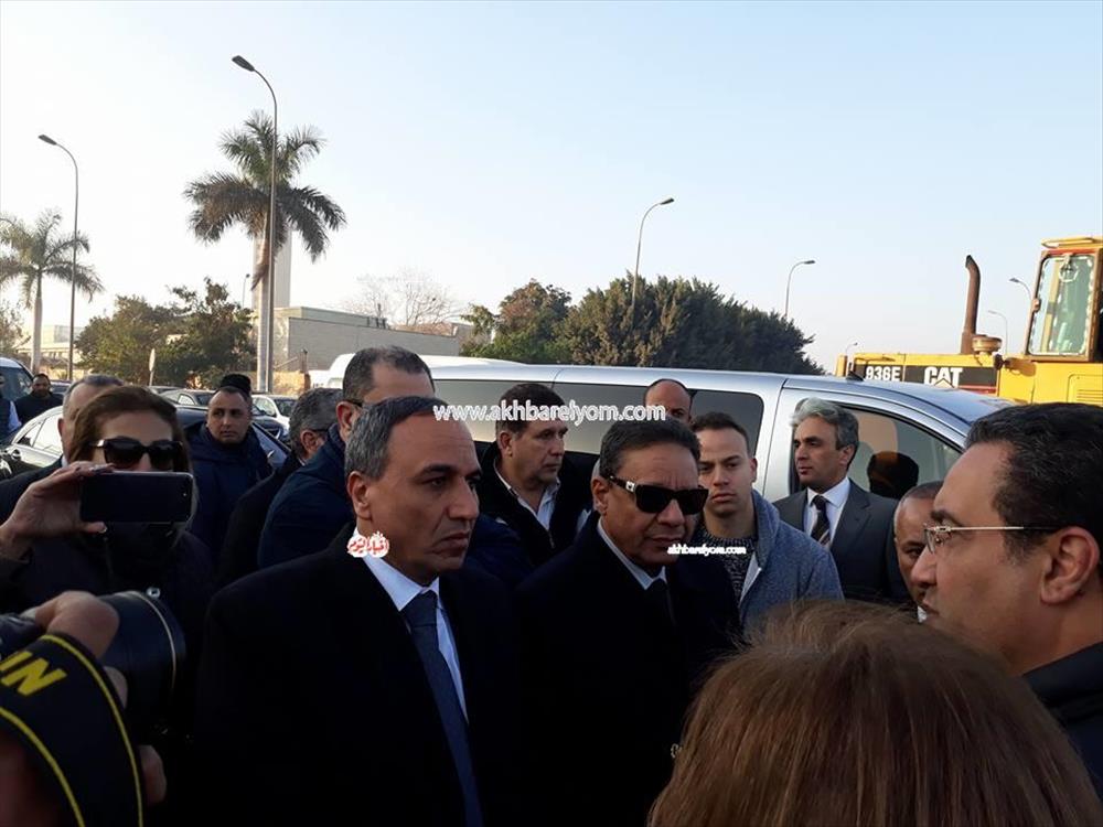 كرم جبر و نقيب الصحفيين يصل مطار القاهرة لإستقبال جثمان إبراهيم نافع