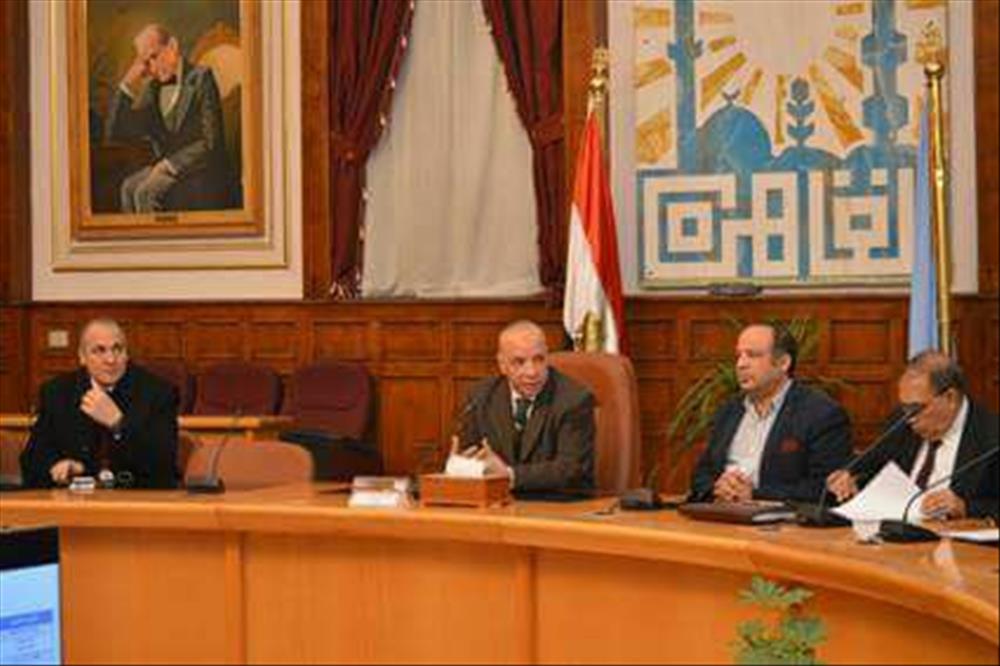 محافظ القاهرة وقيادات الإدارة التعليمية خلال الاجتماع