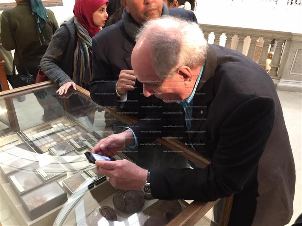 نائب وزير الخارجية اليوناني يصور الآثار بالمتحف المصري