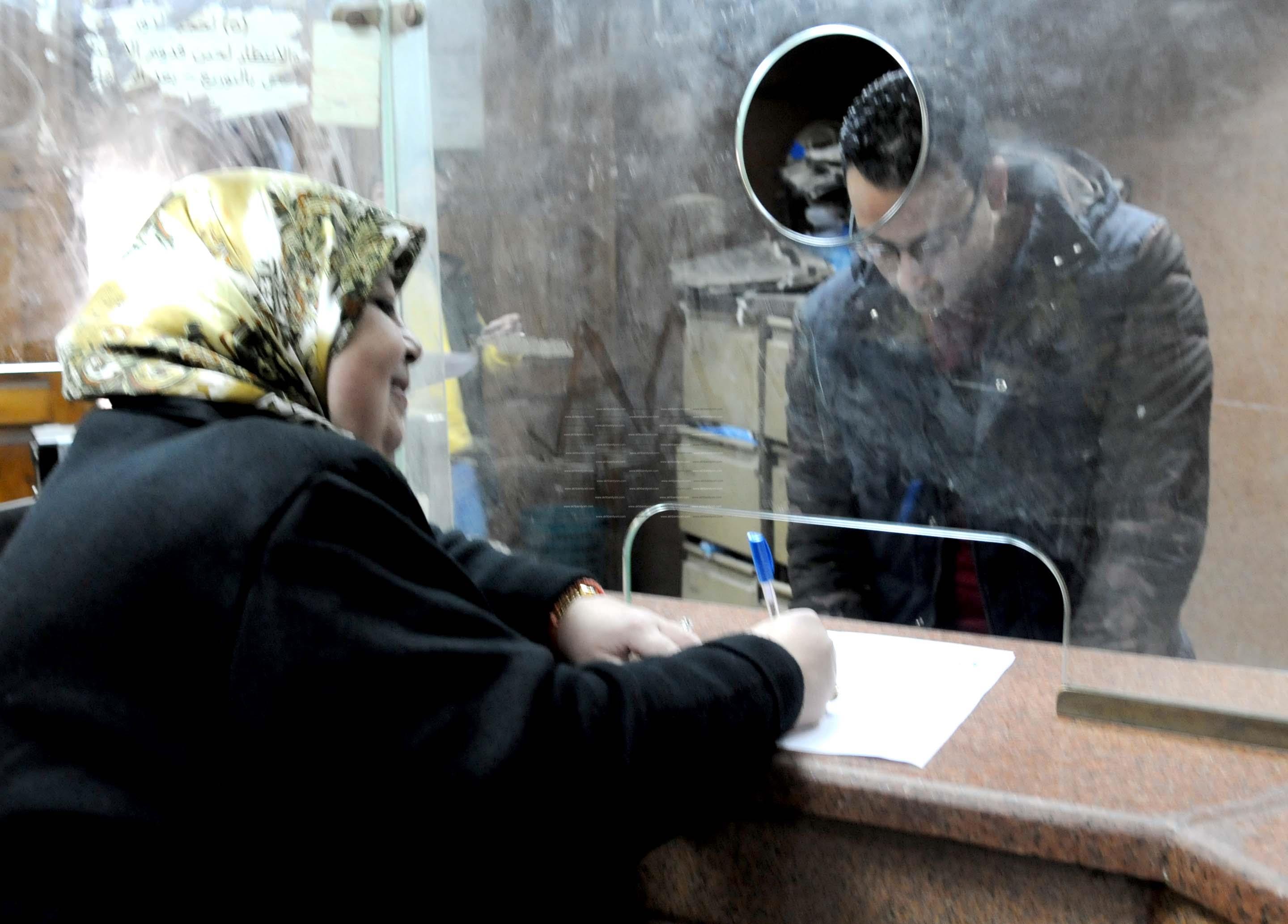 مواطنة توقع نموذج تأييد لترشيح الرئيس عبد الفتاح السيسي في مكتب الشهر العقاري بالإسكندرية