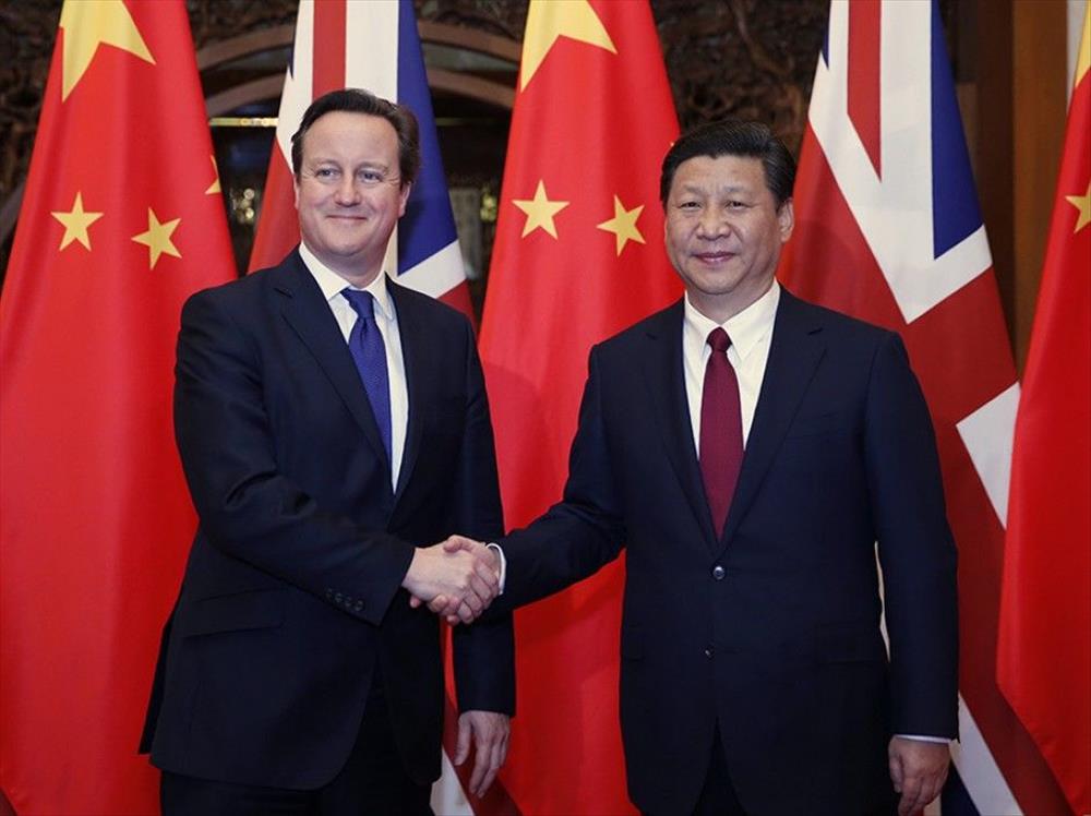الرئيس الصيني  شي جين بينغ و رئيس وزراء بريطانيا السابق ديفيد كاميرون