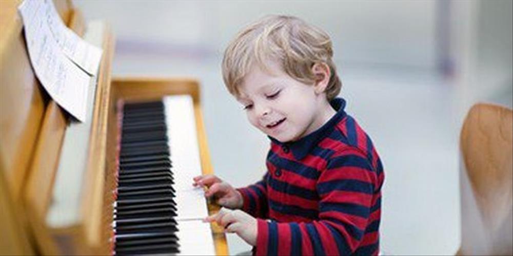 طفل يتعلم العزف على البيانو - أرشيفية