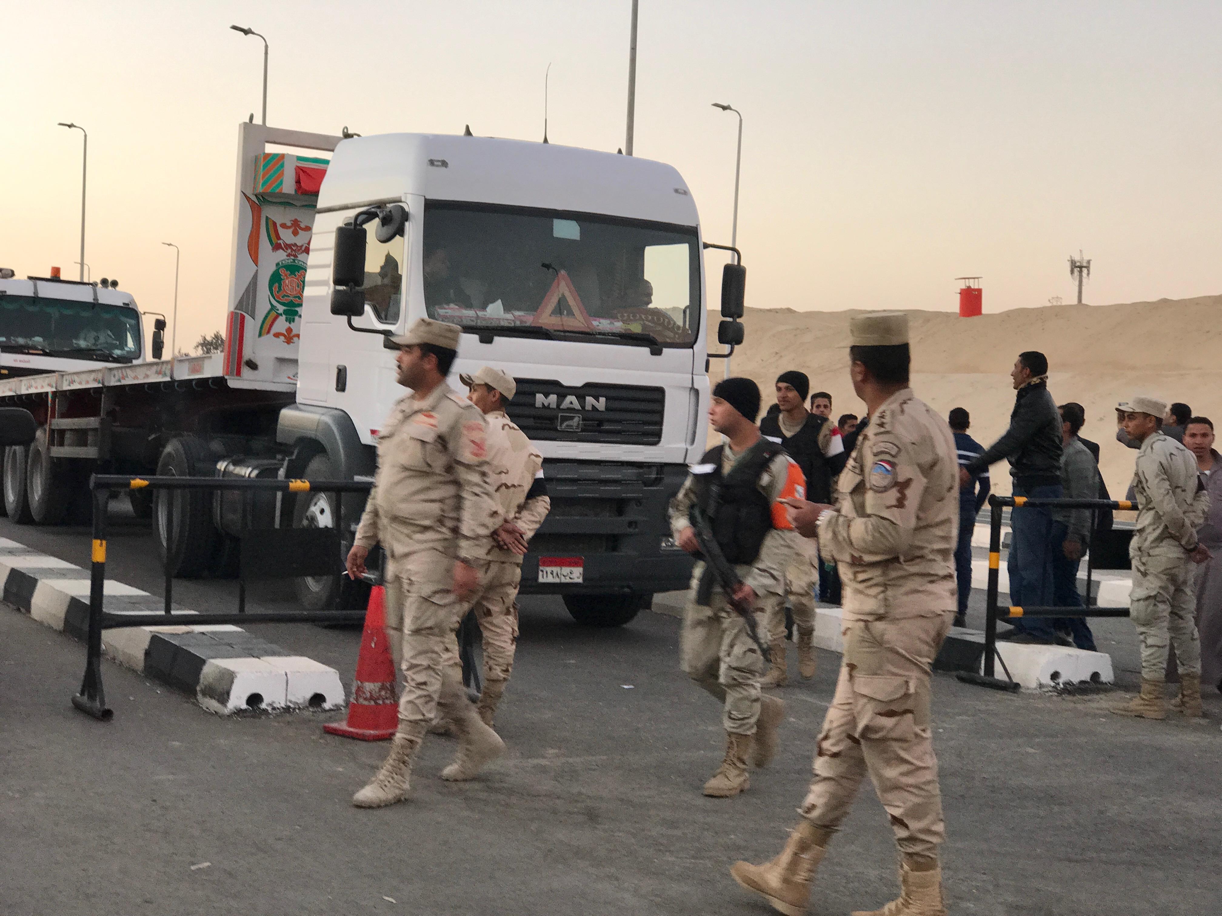 القوات المسلحة تُنهي أزمة تكدس طوابير النقل بكوبري منسي