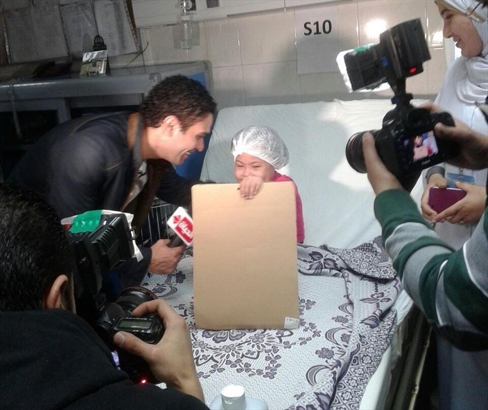 آسر ياسين مع أطفال مستشفى "أبو الريش"