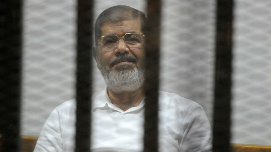 محمد مرسي داخل قفص الاتهام