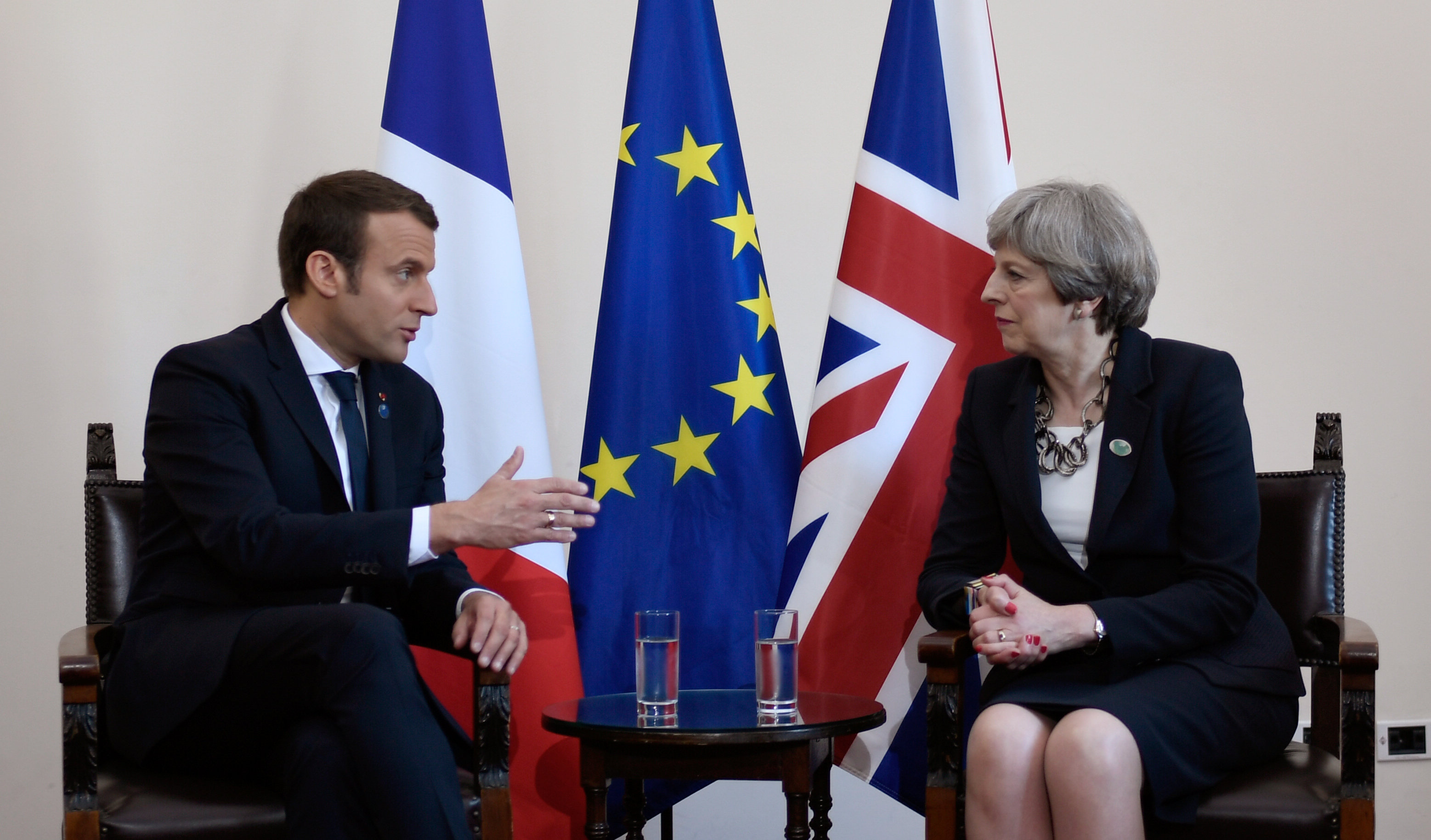 الرئيس الفرنسي إيمانويل ماكرون ورئيسة وزراء بريطانيا تيريزا ماي
