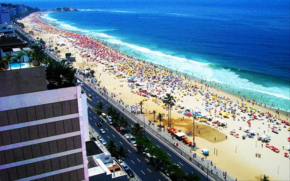 شاطئ كوباكابانا بالبرازيل - أرشيفية 