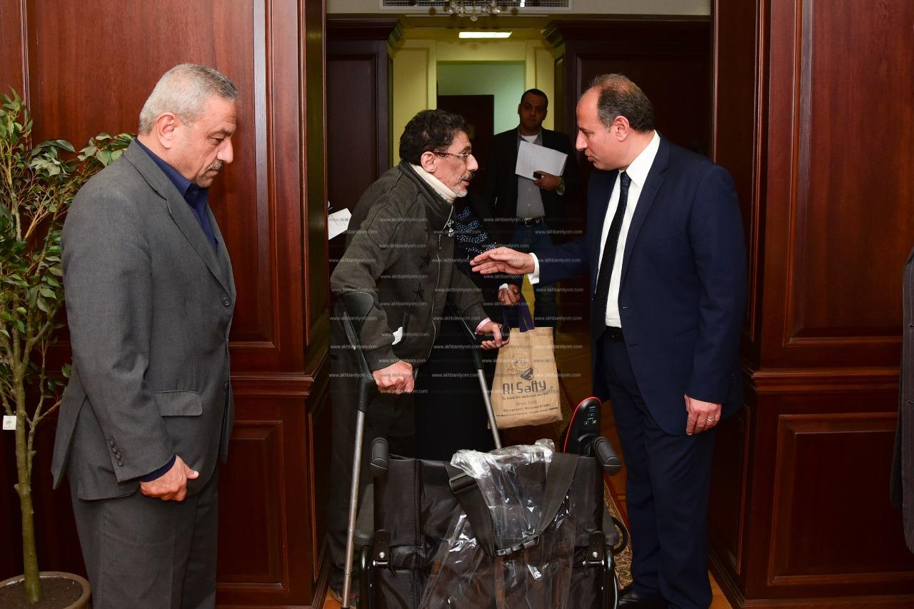 المحافظ خلال استقباله المواطن جابر أحمد من ذوي الاحتياجات الخاصة