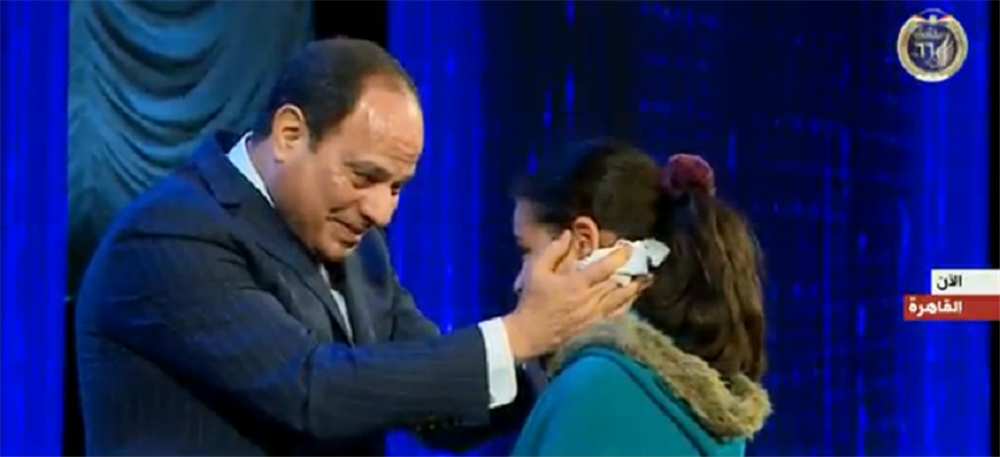 الرئيس السيسي يسمح دموع ابنة أحد شهداء الشرطة