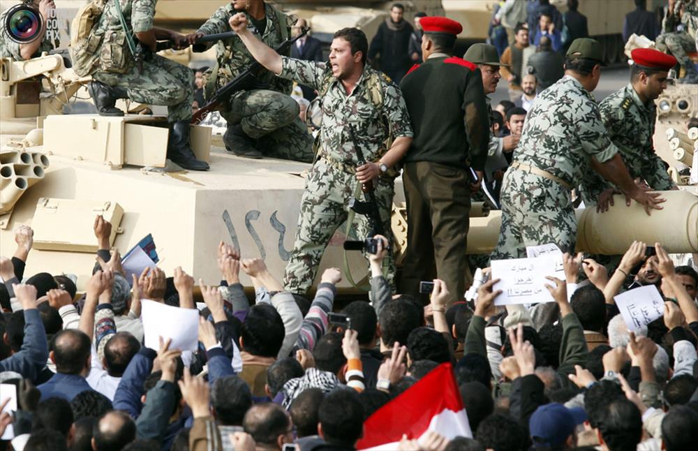 قوات الجيش تؤمن المتظاهرين في 25 يناير 2011