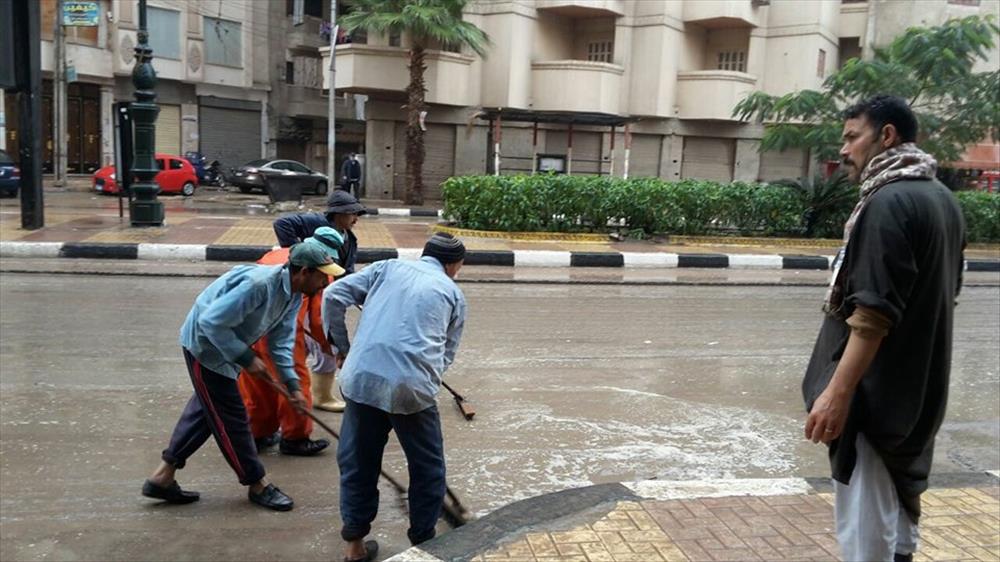 عمال مجلس مدينة دمنهور يسحبون مياة الامطار 