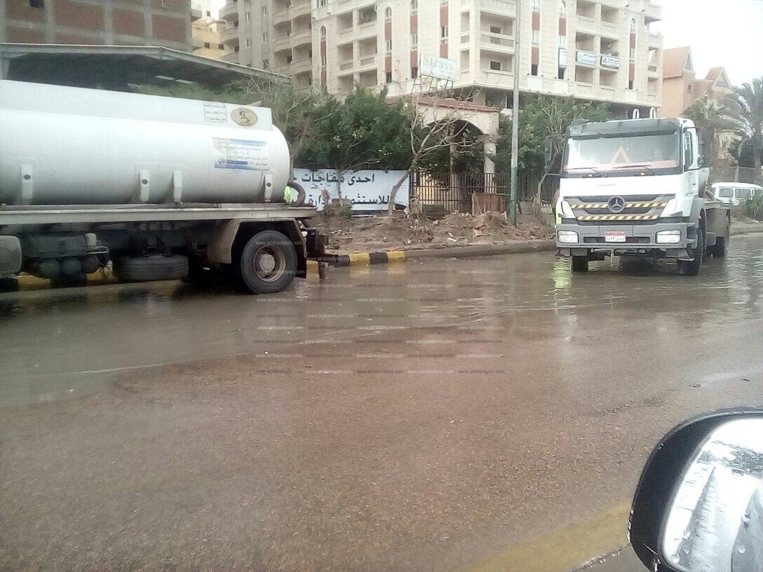 سيارات تصريف وشفط مياه الأمطار منتشرة في شوارع الإسكندرية