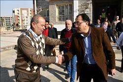 وزير الإسكان والمرافق والمجتمعات العمرانية د.مصطفى مدبولي أثناء تفقد الوحدات السكنية