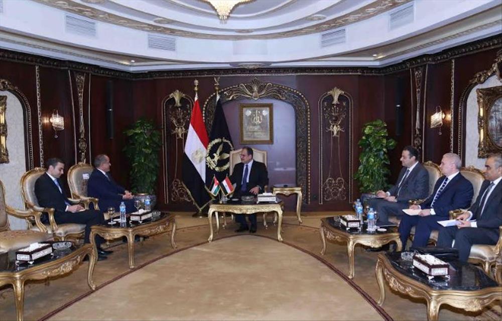 وزير الداخلية يستقبل سفير الأردن 