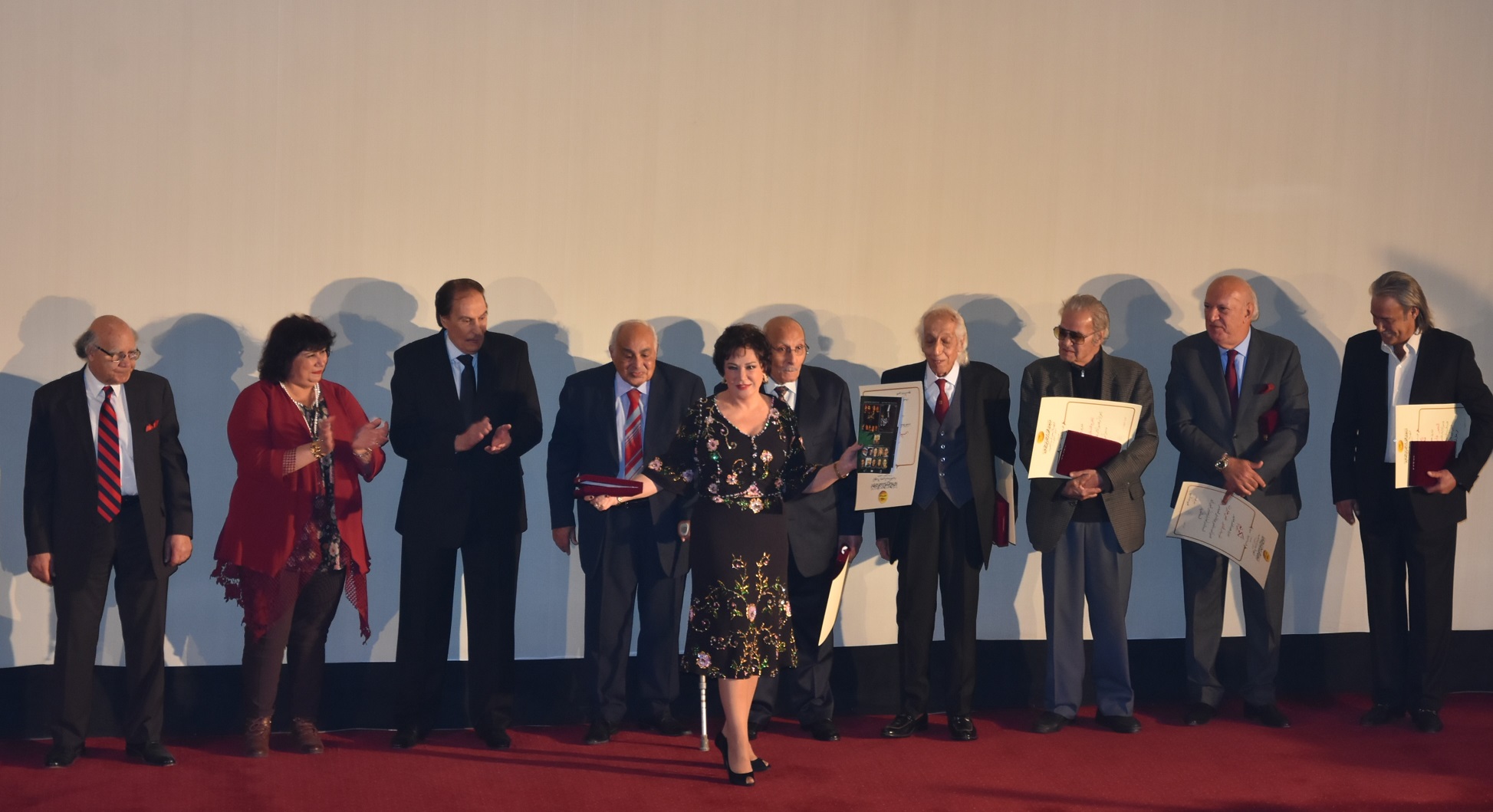 وزير  الثقافة تكرم 9 شخصيات سينمائية وتسلم الجوائز للفائزين