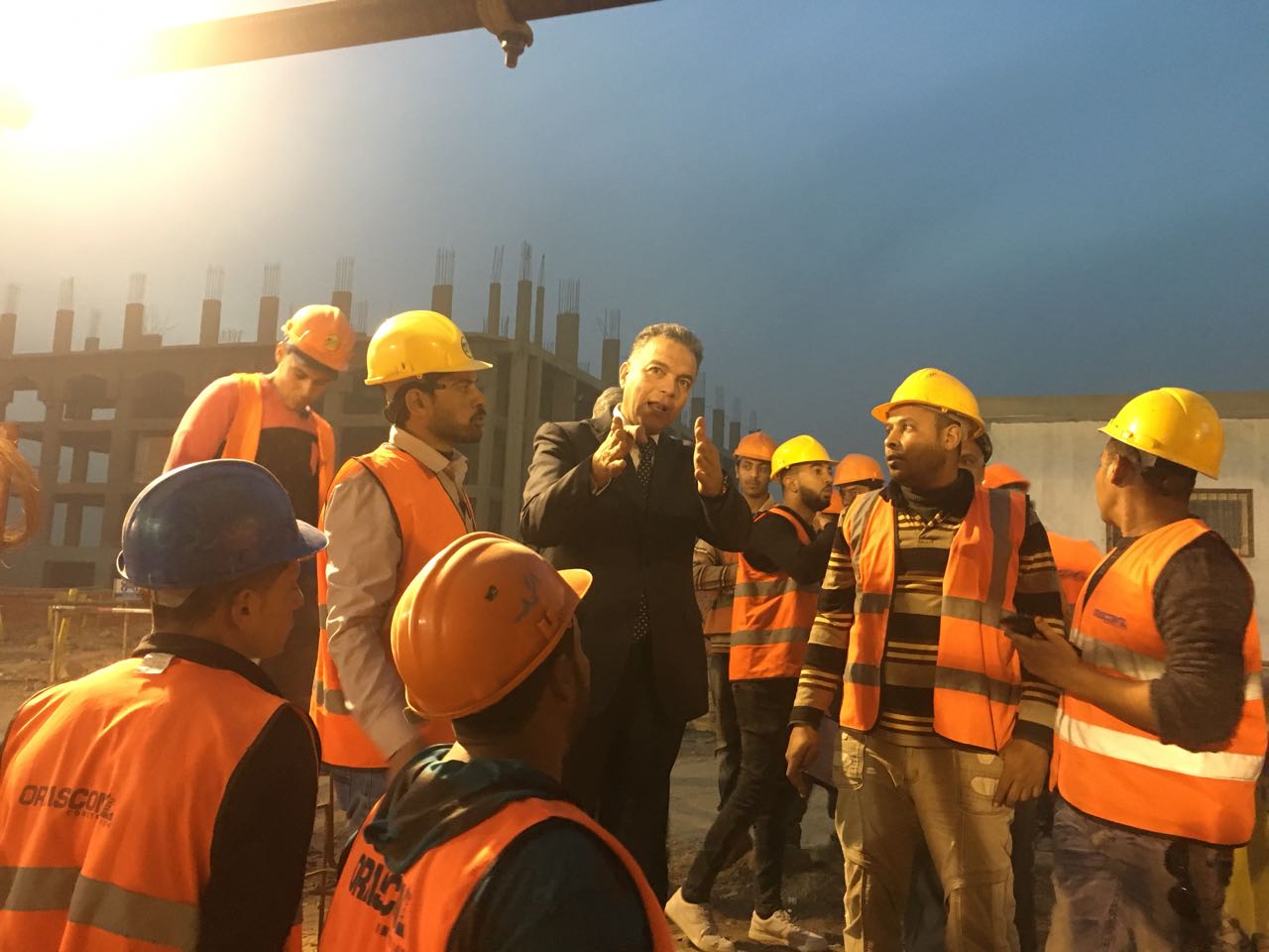 وزير النقل د. هشام عرفات مع العاملين بمترو الخط الثالث