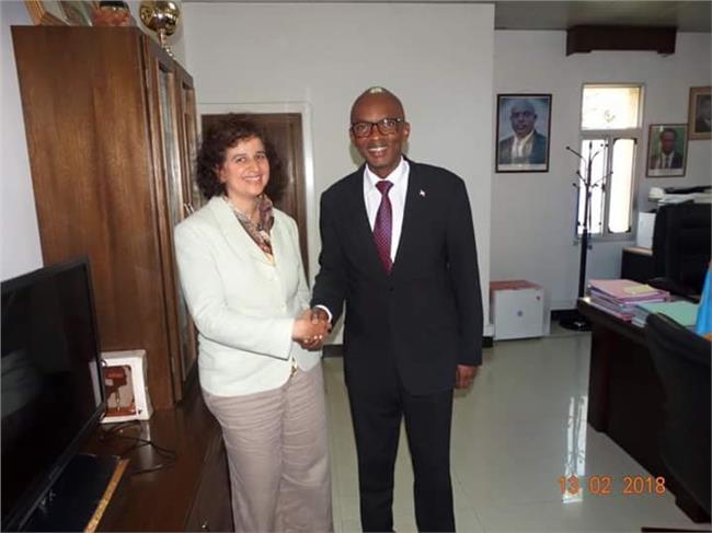 سفيرة  مصر خلال لقائها مع الوزير البورندي 