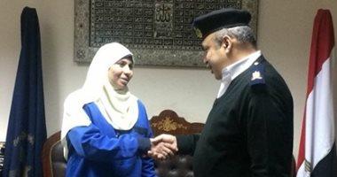 تكريم عاملة بمطار القاهرة أعادت خاتم مرصع بالألماس ومبلغ مالي