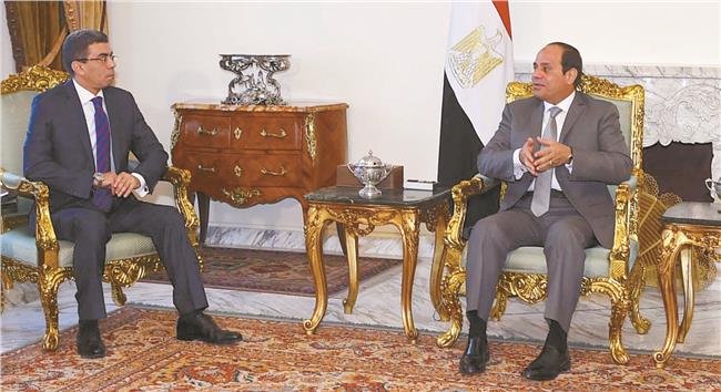 ياسر رزق يجلس جانب الرئيس السيسي
