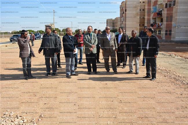 محافظ الوادي الجديد خلال تفقده الممشي السياحي بحي 25 يناير