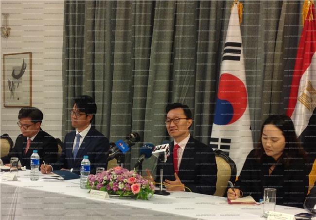 السفير الكوري خلال المؤتمر 