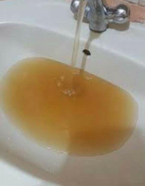 صورة لمياه الشرب الملوثة